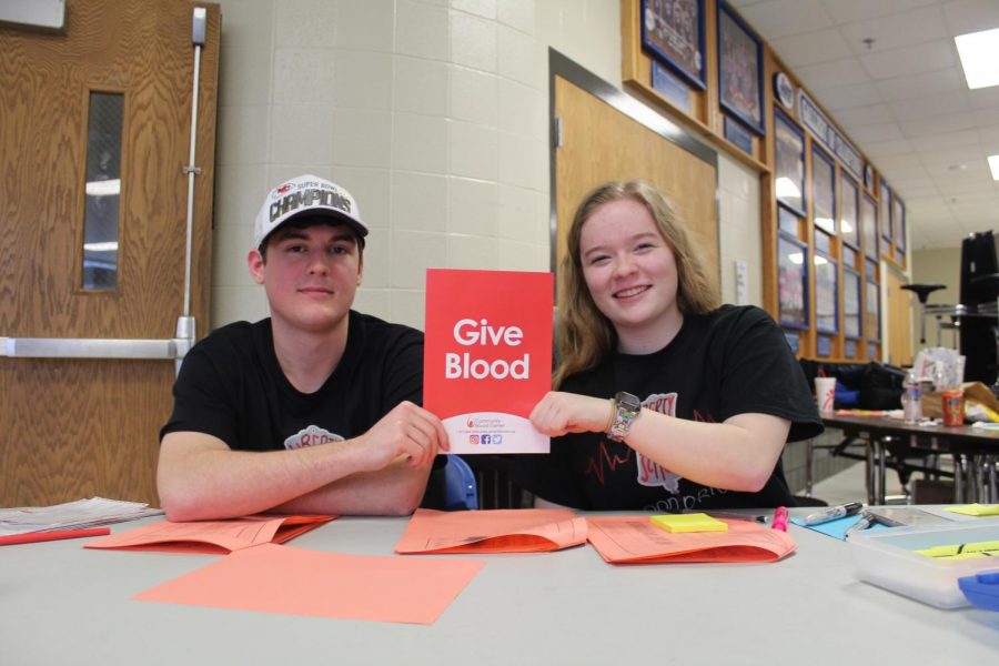 Junior Caelan Bradfield-Woodhead and senior Gabbi Watkins run the blood donation check-in booth outside of Cokely Gym. Photo by Charlene Nguyen.