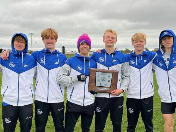Juniors Connor Nicholson, Todd Yeates, Patrick Cleary, senior Evan McWhorter and sophomore Colin McKenna on Oct. 14 holding their Conference champions
trophy. 
Photos courtesy of Connor Nicholson